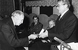 Η ΧΗΜΕΙΑ ΠΕΡΙΓΡΑΦΕΙ ΤΗΝ ΥΛΗ. Σημαντικές,  Κατηγορίες Χημικών Ουσιών:3οΓ μέρος: ΤΕΣΣΕΡΕΣ ΘΕΩΡΙΕΣ ΓΙΑ ΤΗ ΦΥΣΗ ΤΩΝ ΣΥΜΠΛΟΚΩΝ ΕΝΩΣΕΩΝ:  Γ. Κρυσταλλικού πεδίου 1950, 